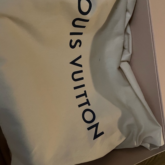 Brand new 2024 holiday Louis Vuitton packaging - Picture 4 of 5